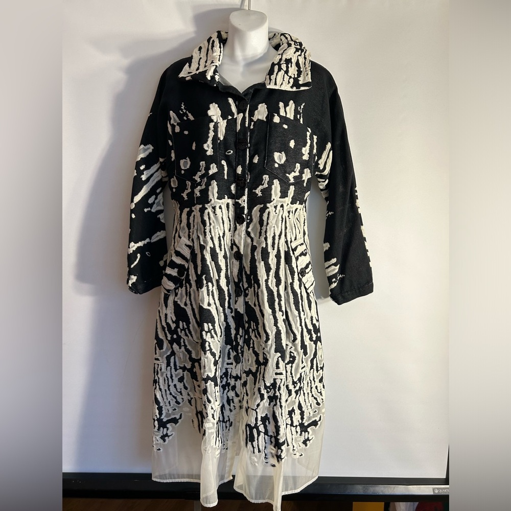 SAMUEL DONG ABSTRACT COLLARED BLACK/GRAY/WHITE BUTTON FRONT HAS POCKETS DRESS M